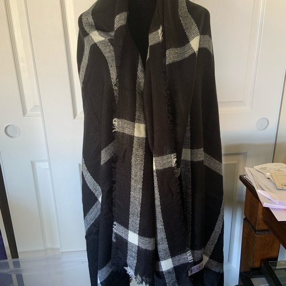 NWT Giant Scarf 🧣 - Picture 3 of 4